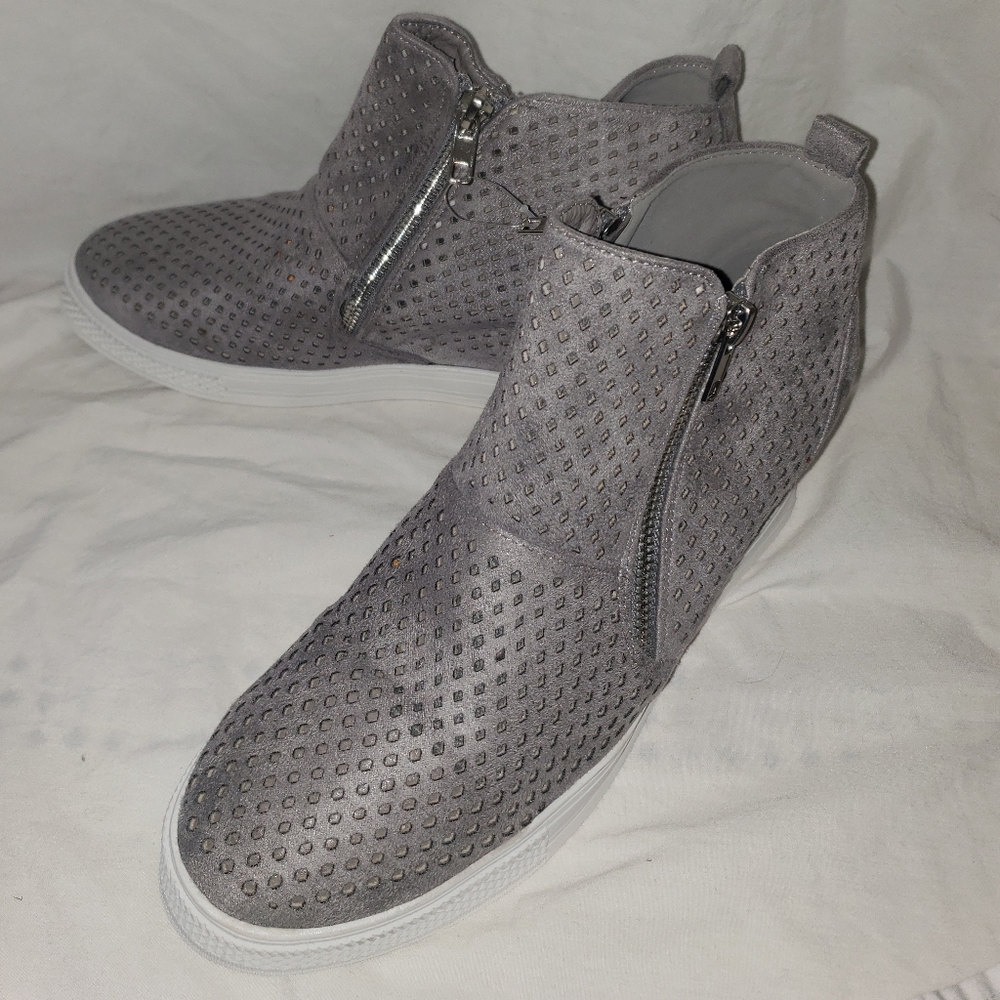 New gray heel shoes